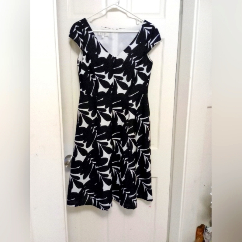 Kasper Size 8 Black & White leaf Pattern cap sleeve midi Length Dress